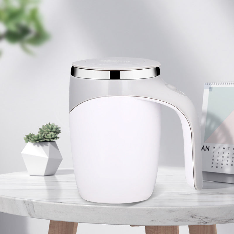 Wiederaufladbares Modell einer automatisch umrührenden Kaffeetasse